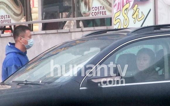 孙红雷遮面会女友休闲装显土气 女友驾百万豪车当司机