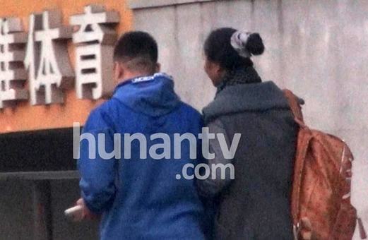 孙红雷遮面会女友休闲装显土气 女友驾百万豪车当司机