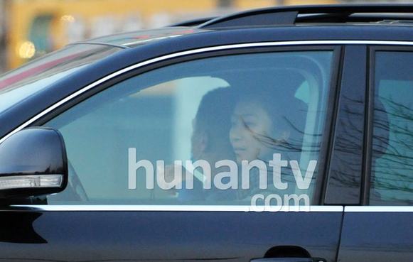 孙红雷遮面会女友休闲装显土气 女友驾百万豪车当司机