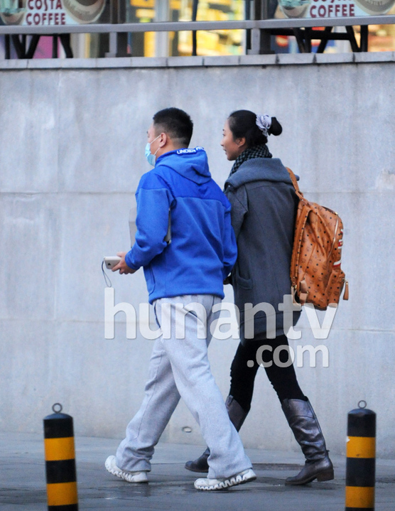 孙红雷遮面会女友休闲装显土气 女友驾百万豪车当司机