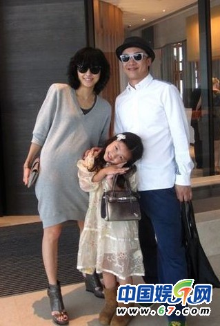 徐濠萦陈奕迅一家三口温馨照