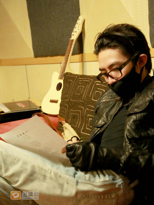 俞灏明复出后首曝清晰照 录制新歌整装蓄势待发