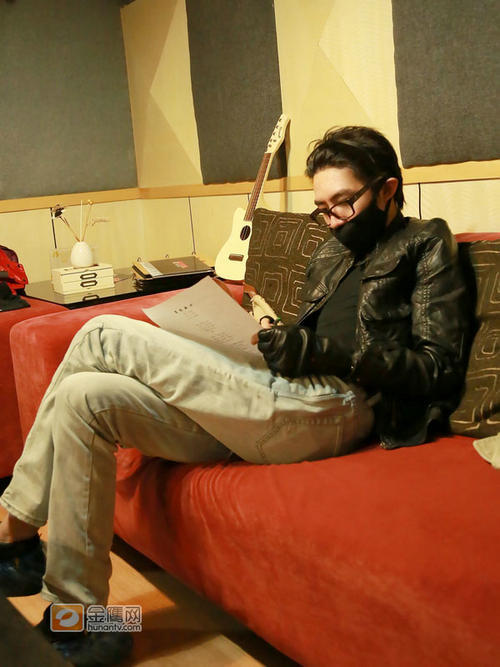 俞灏明复出后首曝清晰照 录制新歌整装蓄势待发