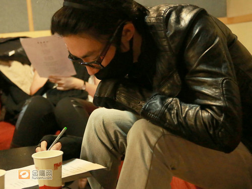 俞灏明复出后首曝清晰照 录制新歌整装蓄势待发