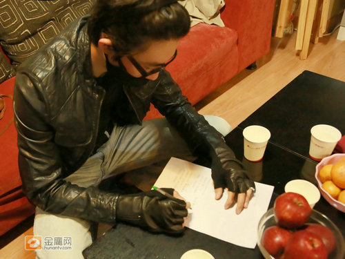 俞灏明复出后首曝清晰照 录制新歌整装蓄势待发