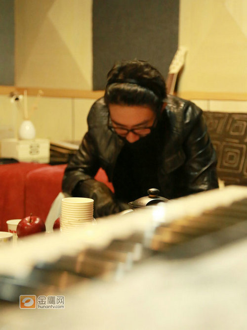 俞灏明复出后首曝清晰照 录制新歌整装蓄势待发