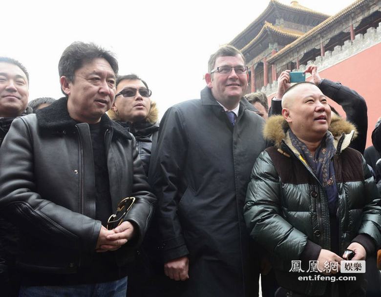 郭德纲于谦陪澳大利亚高官游故宫 左右簇拥似“黑帮”