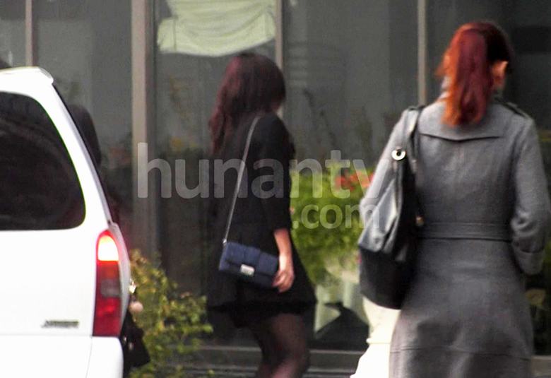 徐静蕾短裙黑丝袜出街 反季节着装引围观