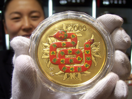 蛇年生肖金银币青岛开售 造型精美惟妙惟肖