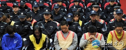 12月5日下午，广州海珠法院对被告人杨某林等38人“酒托”诈骗一案一审宣判，38名被告人分别被判处有期徒刑十三年至拘役四个月不等。其中，“酒托”诈骗团伙主犯杨某林、姜某章、梁某雄分别被判十二年、十三年、十二年。图为12月5日，庭审现场。