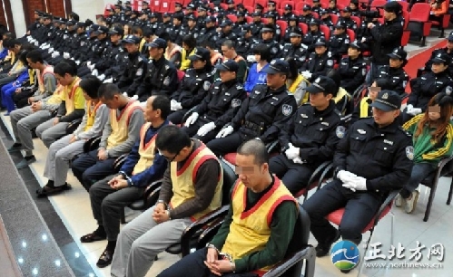 该团伙有严格的惩罚制度，如果有散客报警一次，警察来到酒吧，那么酒托女对应的“托头”罚款500元；如果酒托女离开酒吧而散客不愿意离开，那么酒托女对应的“托头”罚款200元，罚款的钱归酒吧所有。截至今年8月31日，累计诈骗金额在191.76万元以上。图为12月5日，庭审现场。