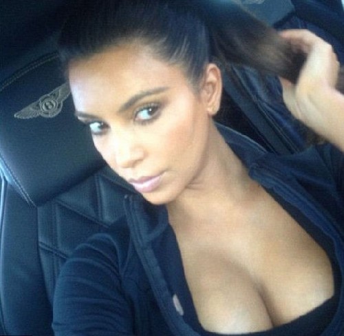 金-卡戴珊车内自拍。