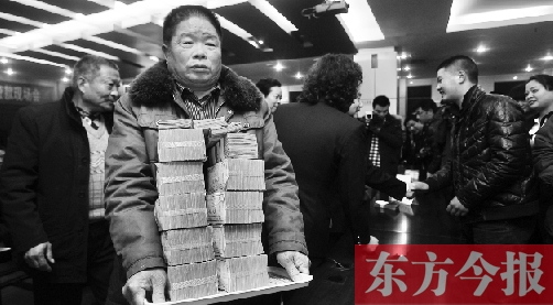 老卞领到九十余万的执行款后，忍不住流下了热泪