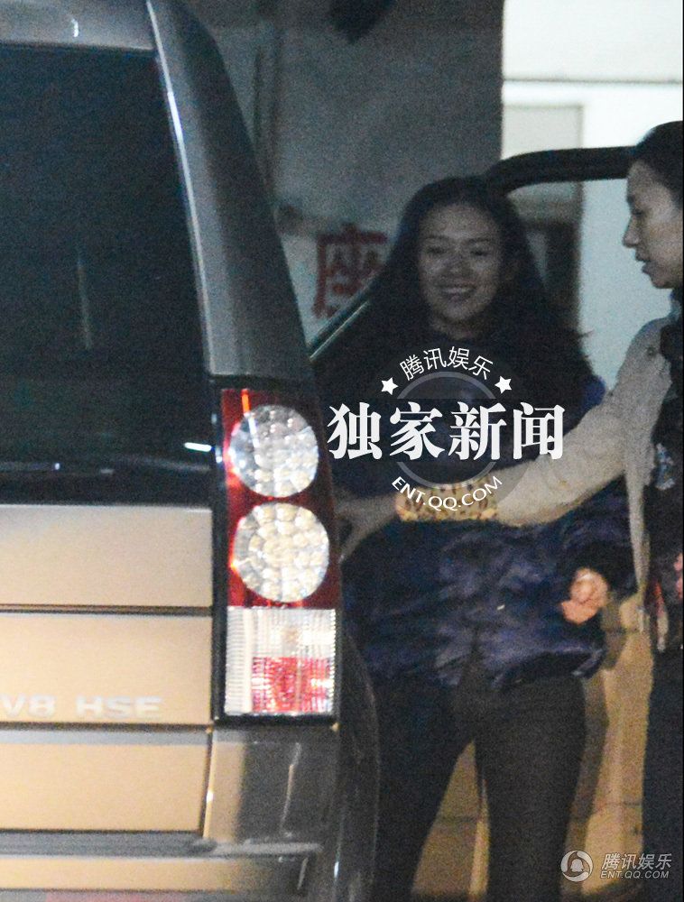 章子怡抵京撒贝宁接机 同回公寓秀恩爱