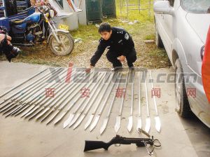西安20男持关公刀闯工地 西安20男持关公刀闯工地