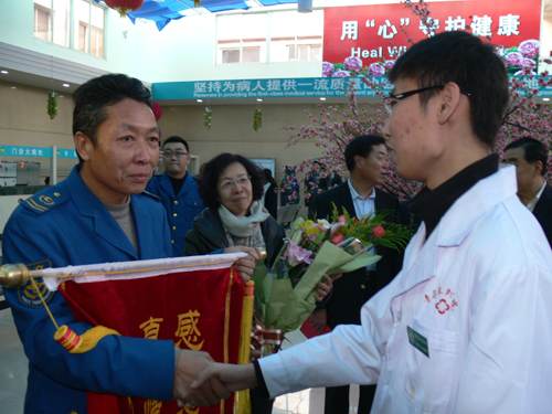 青岛“最美公交司机”感谢“最美乘客”