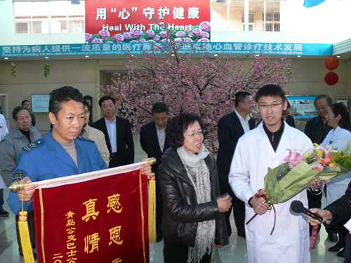 青岛“最美公交司机”感谢“最美乘客”