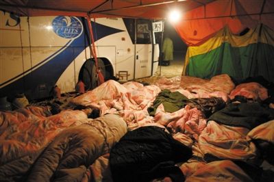 前日凌晨，迪沟镇村民轮流排班彻夜看守被扣留的大巴车（该大巴曾用于接访），没轮到“值班”村民在大巴车旁搭起帐篷。新京报记者