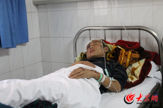 伤者陈某躺在急诊室病房里。