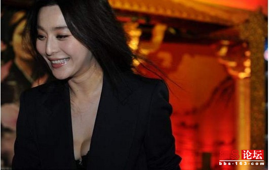 女星胸光侧漏 看谁漏得恰到好处