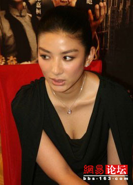 女星胸光侧漏 看谁漏得恰到好处