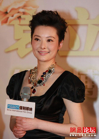 女星胸光侧漏 看谁漏得恰到好处