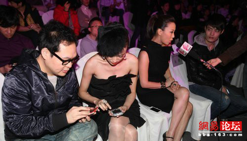 女星胸光侧漏 看谁漏得恰到好处