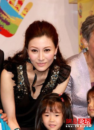 女星胸光侧漏 看谁漏得恰到好处