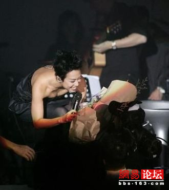 女星胸光侧漏 看谁漏得恰到好处