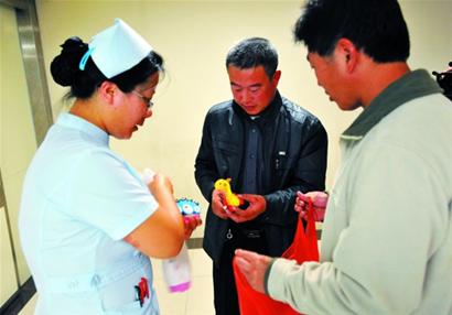 网友微博直播为小雪寻药 救命药找到型号不配