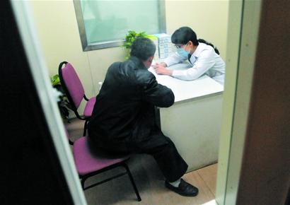 救命药驾到小雪重新展笑颜 青岛市民7天接力寻药