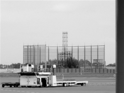 成田机场的钉子户。为了减少噪音，机场方面为他们修建隔音设施。为了不影响他们休息，机场至今不准夜间起降。