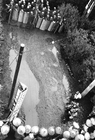 上世纪六七十年代，因为机场的建设拆迁问题经常引发流血冲突。