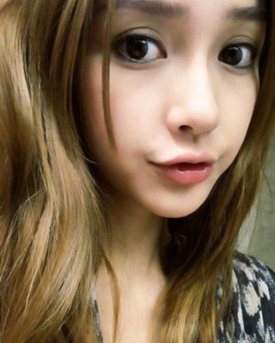 Angelababy自拍嘟嘴卖萌