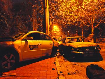 轿车起火连烧6辆车 轿车起火连烧6辆车