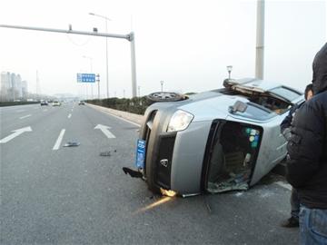 微面环湾大道侧翻 微面环湾大道侧翻