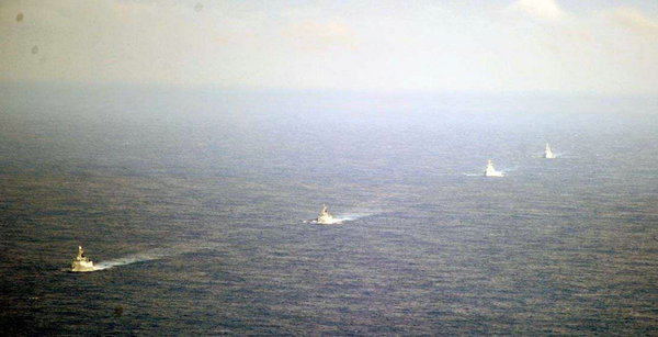 资料图：中国海军舰艇编队4艘军舰称一字纵列返航。