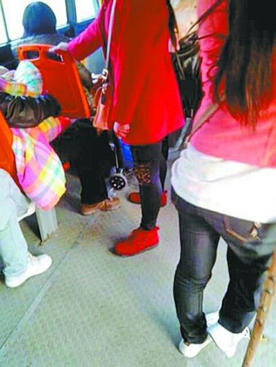 武汉残疾女孩让座拄拐而立 网友:端坐者是脑残