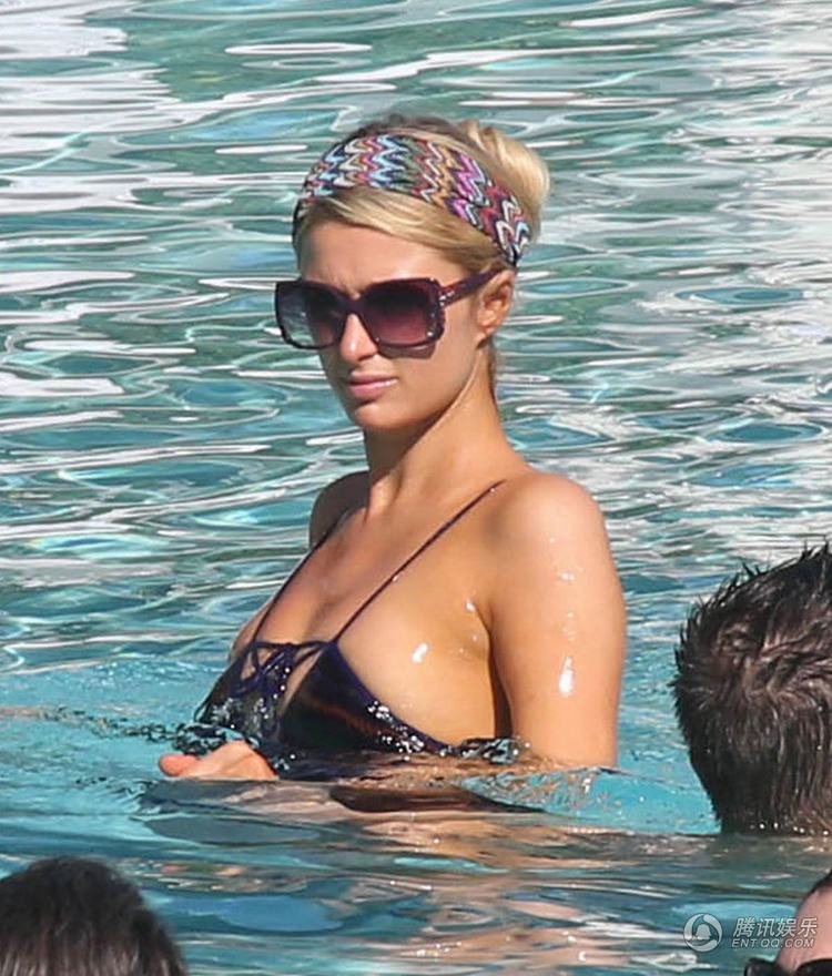 希尔顿携新男友鸳鸯戏水 水下亲密贴身爱抚大秀激情