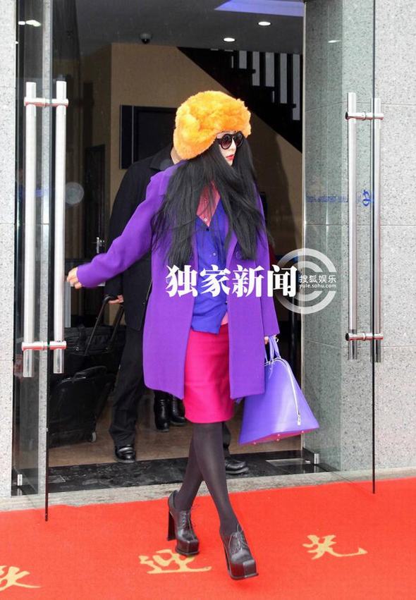 范冰冰橘色雷锋帽撞色出行