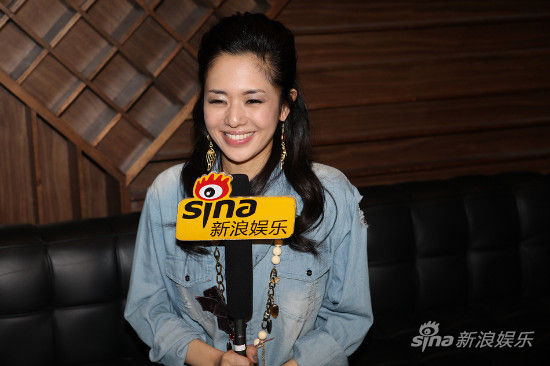 苍井空接受新浪娱乐采访