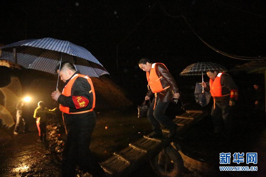 湖南安化发生船只侧翻事故