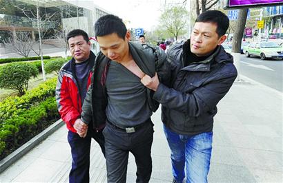 年底代开发票“生意兴隆”记者顺藤摸瓜“钓”出假发票贩子并联合警方将其抓获