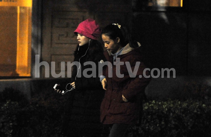 李小璐现身抱爱女复查