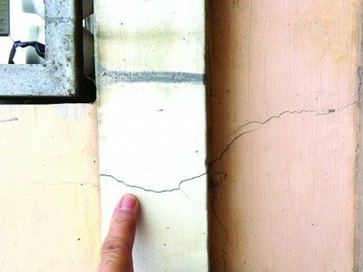 青岛鑫龙源花园小区9户墙体开裂 责任难界定