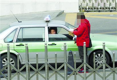 年底代开发票“生意兴隆”记者顺藤摸瓜“钓”出假发票贩子并联合警方将其抓获