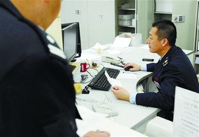 年底代开发票“生意兴隆”记者顺藤摸瓜“钓”出假发票贩子并联合警方将其抓获