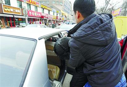 年底代开发票“生意兴隆”记者顺藤摸瓜“钓”出假发票贩子并联合警方将其抓获