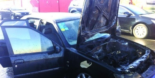 雪铁龙轿车行驶中突自燃 车前盖被烧糊