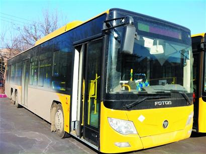 青岛引进97辆巨型豪华公交 多载60人